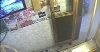سيدتان تغافلان صائغا لسرقة مشغولات ذهبية (فيديو)