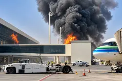 الحوثيون يقصفون مطار الرياض ويشعلون النيران في طائرة سعودية