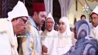 سيدة يُطْلب منها تقبيل يد الملك محمد السادس