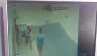 الدار البيضاء : شفار يسرق هاتفا من يد رجل مع أولاده أمام محله بحي الوفاق 3 الالفة