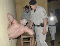 سجين سىء الحظ حاول الهرب فعلق في فتحة الجدار