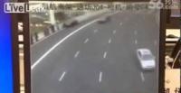 بالفيديو.. سيارة طائشة تطيح بـ 9 أشخاص كقطع الدومينو