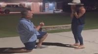 يقدم بعرض للزواج من حبيبته أمام منزلها الذي تأكله النيران