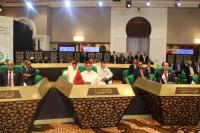بوريطة بالطربوش الفاسي والجلباب التقليدي المغربي في قمة الجزائر