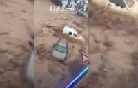 أمطار رعدية تغرق شوارع تطوان وتجرف سيارات المواطنين