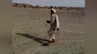 رجل اعمى يذهب الى المسجد بواسطة حبل