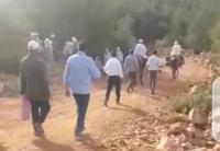 بالفيديو: العطش يُخرج ساكنة دواوير بأعالي الجبال في مسيرة احتجاجية مشيا عن الأقدام والدواب نحو عمالة أزيلال
