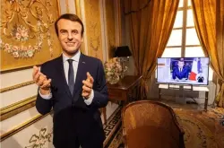 ناشطون يسرقون تمثال ماكرون من متحف باريس ويعرضونه أمام السفارة الروسية