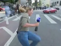 لحظة إصابة مراسلة صحافية برصاصة في ساقها في أمريكا