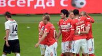 لاعب يوجه صفعة لزميله احتفالا بهدفه