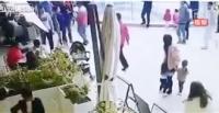 رجل يحاول اختطاف طفلة من والديها (فيديو)