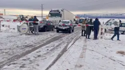ثلوج الخير.. فتح الطريق الوطنية رقم 29 بين بومية واغبالو في اتجاه اخنيفرة بعد تدخل السلطات المحلية