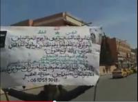 بالفيديو ...شخص يحتج في فاتح ماي على بن كيران وحزبه بلافتة بها كلام غريب و خطير