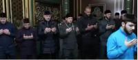بدر هاري وهو يصلي في أحد مساجد الشيشان