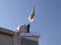 اختراق سياج السفارة الجزائرية من طرف أحد المحتجين والصعود الى سطحها وانزال العلم الجزائري