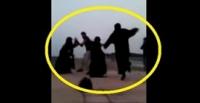 بالفيديو.. 3 منتقبات يلقن شاب علقة ساخنة بـ«الشباشب» أمام المارة