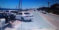 بالفيديو.. شاهد ماذا فعلت امرأة تقود سيارتها وهي نائمة