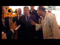 مسخرة مراسل التلفزيون المصري يحاور وزير الداخلية مرتديا بيجامة