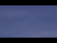 كرة غامضة في سماء اليابان تحلق نحو البحر(فيديو)