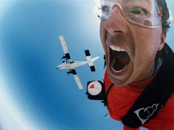 بالفيديو...مظليون روس يقفزون من طبقة "ستراتوسفير"للغلاف الجوي