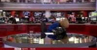بالفيديو.. مذيعة «BBC» تمشط شعرها على الهواء مباشرة
