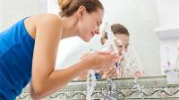 أخطاء ترتكبينها عند تنظيف وجهك
