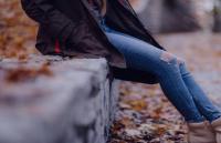 يا لطيف..تلميذة تلقي بنفسها من الطابق الثاني وهذا ما وقع لها!