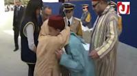 فيديو مُعَبِّر لمواطنة تُعَانِق ولي العهد الامير مولاي الحسن تحت أنظار الملك محمد السادس
