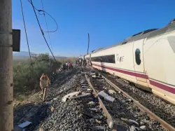 فاجعة قطاري طليطلة.. قنصلية المملكة بمدريد تعلن عدم تسجيل ضحايا مغاربة وتحدث خلية أزمة