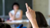 معلمة إسبانية تستخدم جسدها لتعليم تلاميذها علم التشريح!