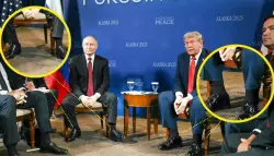 صور صادمة لكاحلي ترامب تخطف الأضواء خلال قمة ألاسكا مع بوتين