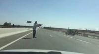 بالفيديو: مغربي يحتج على دركي في الطريق السيار لهذا السبب