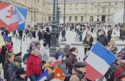 متظاهرون فرنسيون يمزقون علم الاتحاد الأوروبي مطالبين فرنسا بالانسحاب منه