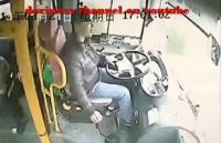 حادثة سيرغريبة وسائق بارع وسريع بالصين