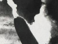 كارثة منطاد هيدنبيرق . التقطت في 6مايو 1937 انهت صناعة السفر بالمنطاد. قتل في هذه الكارثة 35 من اصل 97 