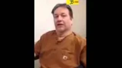 أمريكي يشجع الرجاء البيضاوي ويغني: "الوليدة صيفطي اللعاقة راجا باقة"..