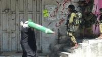 مسن فلسطيني يتصدى لجنود الاحتلال في الخليل