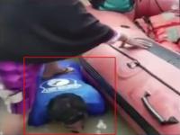 بالفيديو: حمل النساء على ظهره في الفيضان.. فحصل على سيارة مكافأة