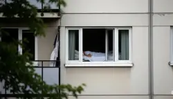 وفاة غريبة.. شاب هندي يسقط من سريره عبر النافذة ويلقى حتفه