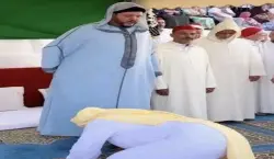"تقبيل الأقدام" في موسم ابن عجيبة بالفحص أنجرة.. مشاهد صادمة تثير الغضب وتفتح النار على الطقوس الصوفية
