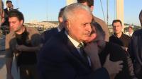بالفيديو : رئيس الوزراء التركي يتدخل شخصيا لإقناع شاب حاول الإنتحار من فوق أعلى جسر بإسطنبول .. وهذا ما حصل ؟؟