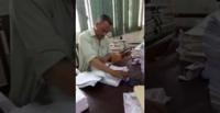 بالفيديو.. موظف هندي يشعل الإنترنت بختم مجموعة كبيرة من الأوراق في ثوان