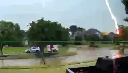 صاعقة مدمرة تحرق منزلاً بالكامل في تكساس وعائلة تنجو بأعجوبة