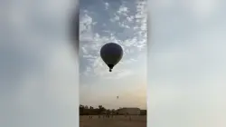نهاية مأساوية لرجل يعلق بحبل منطاد عملاق ويسقط أمام الأنظار