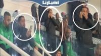 مدرب مولودية وجدة يعطي التعليمات للاعبيه من المدرجات باستعمال الهاتف