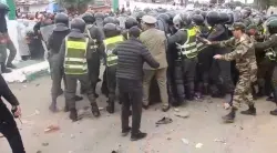 مواجهات عـنيـفة ورشق بالحجارة خلال تدخل السلطات لإخلاء دوار حقل الرماية بعين البرجة