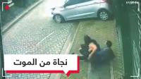 بالفيديو.. شاب ينقذ فتاة من الموت في آخر لحظة!