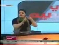 مذيعة القذافي هالة المصراتي تشهر مسدسها على الهواء ياقاتل يا مقتول 