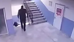 فيديو صادم.. مدير مدرسة يدفع طالباً من ذوي التوحّد من أعلى الدرج