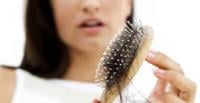 اكتشفي أسباب تساقط شعرك بغزارة وطرق العلاج